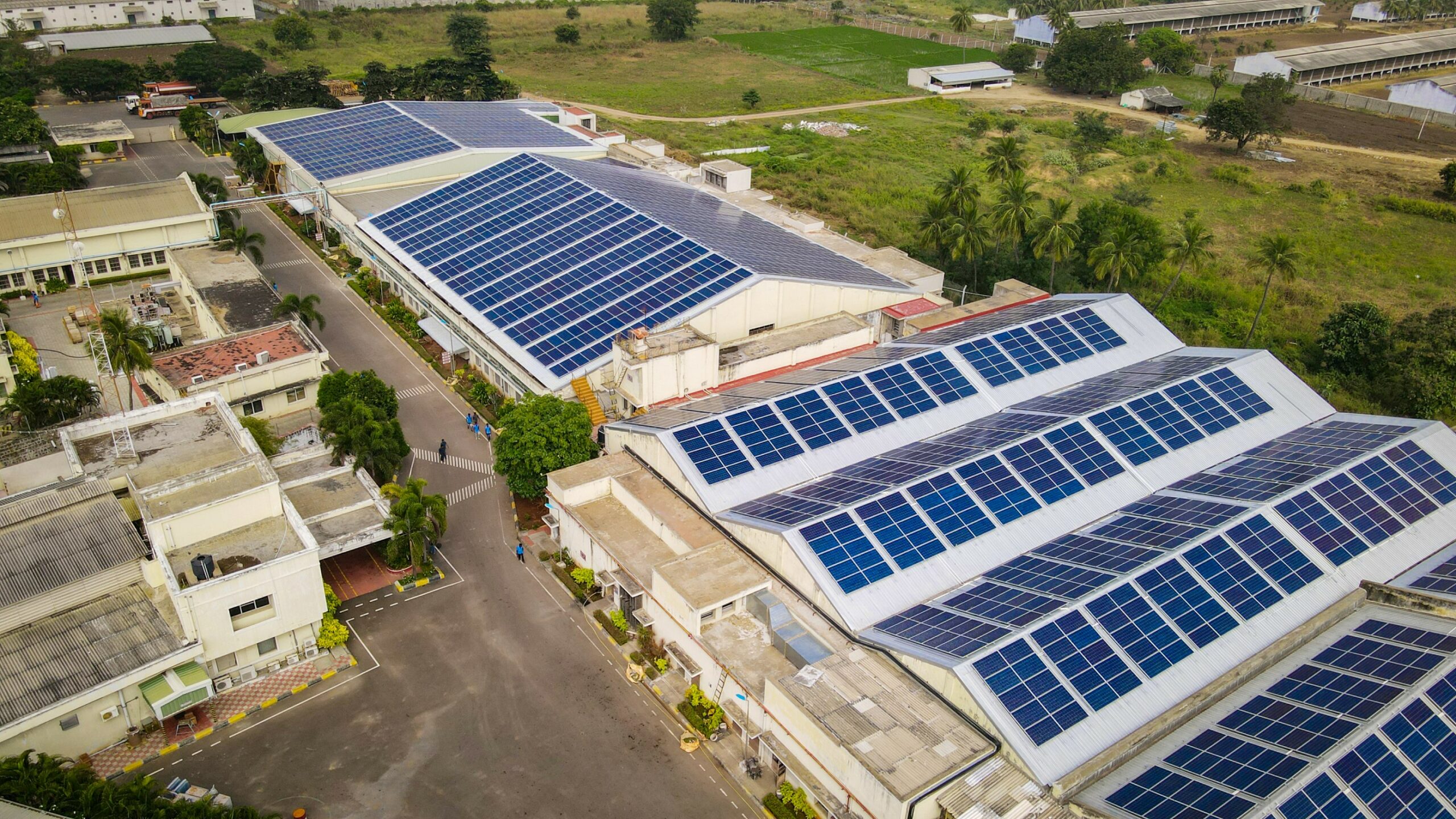 The-Benefits-Of-Installing-Solar-Panels-On-A-Commercial-Building2-scaled