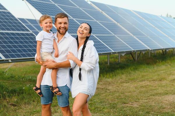 the-concept-of-green-energy-happy-family-walking-and-having-fun-in-solar-panel-field-green-energy-photo